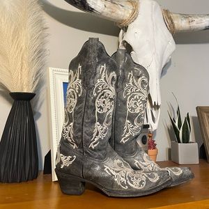 Grey White Embroidered Corral Western Cowboy Boots 🤍